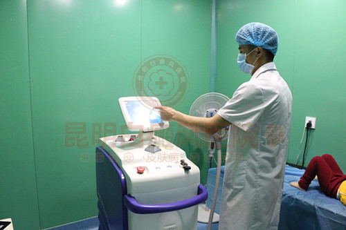 单一抹药难见效,推荐308光疗直达白斑病灶!